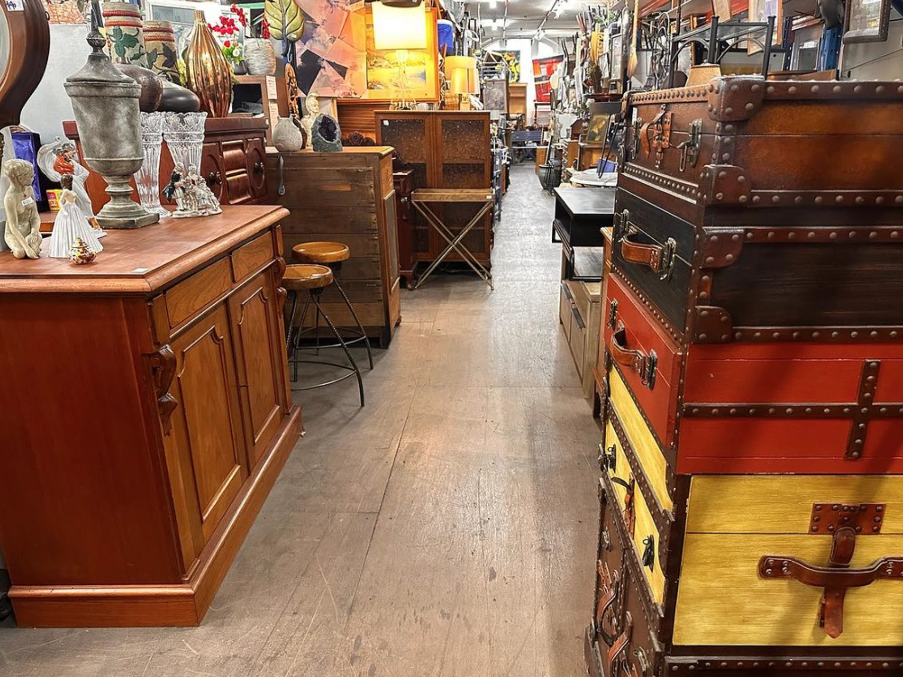 What Is a Furniture Outlet and How Does It Work?